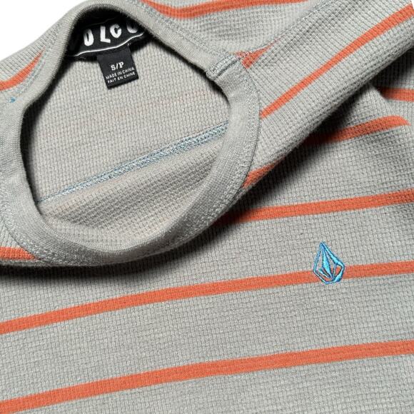 Vintage Y2K Volcom Skateboards Gray Striped Thermal Mens Small Skater Surf - Picture 2 of 6